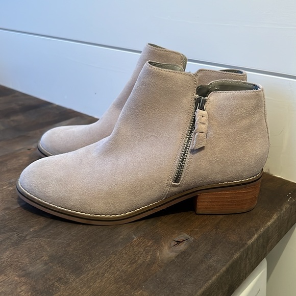 Brand new, never worn. Grey shoe boot. Excellent condition. Waterproof - Picture 7 of 8